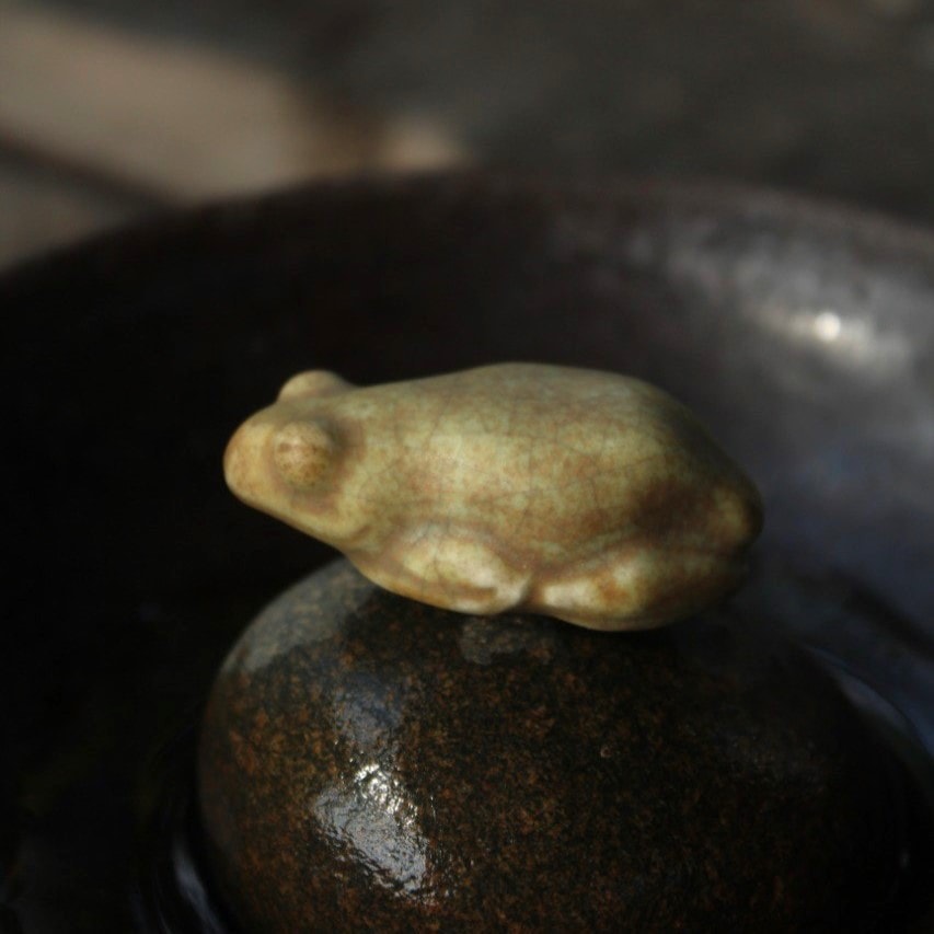 Чайная фигурка Лягушки из полуфарфора, бежевая
