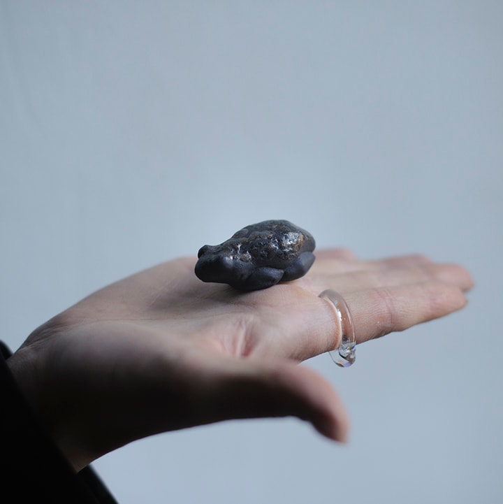 Чайная фигурка Лягушки из полуфарфора, черная с золотистой глазурью