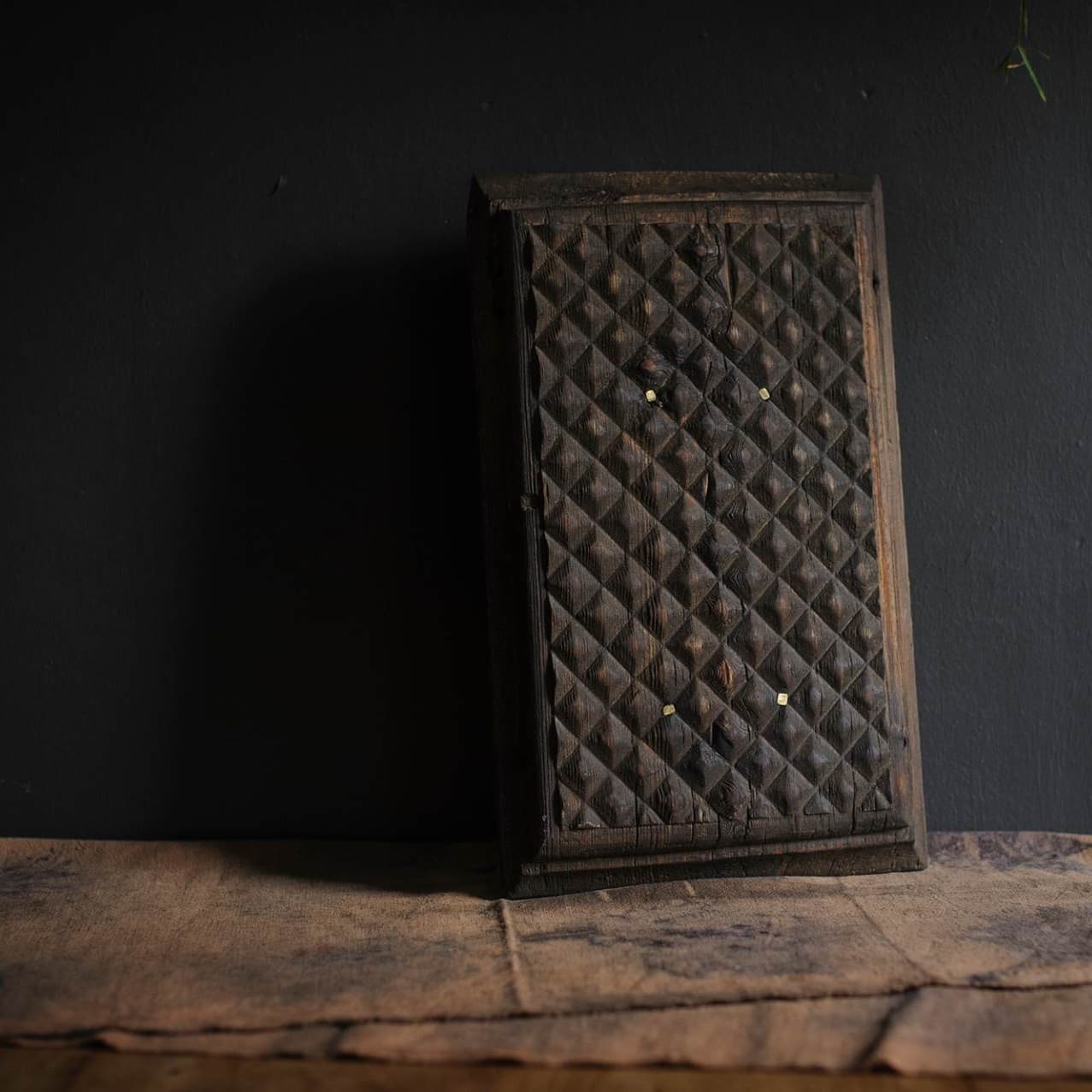 Доска для сухого заваривания «Деревянный наличник старого дома со знаком», 42х25 см